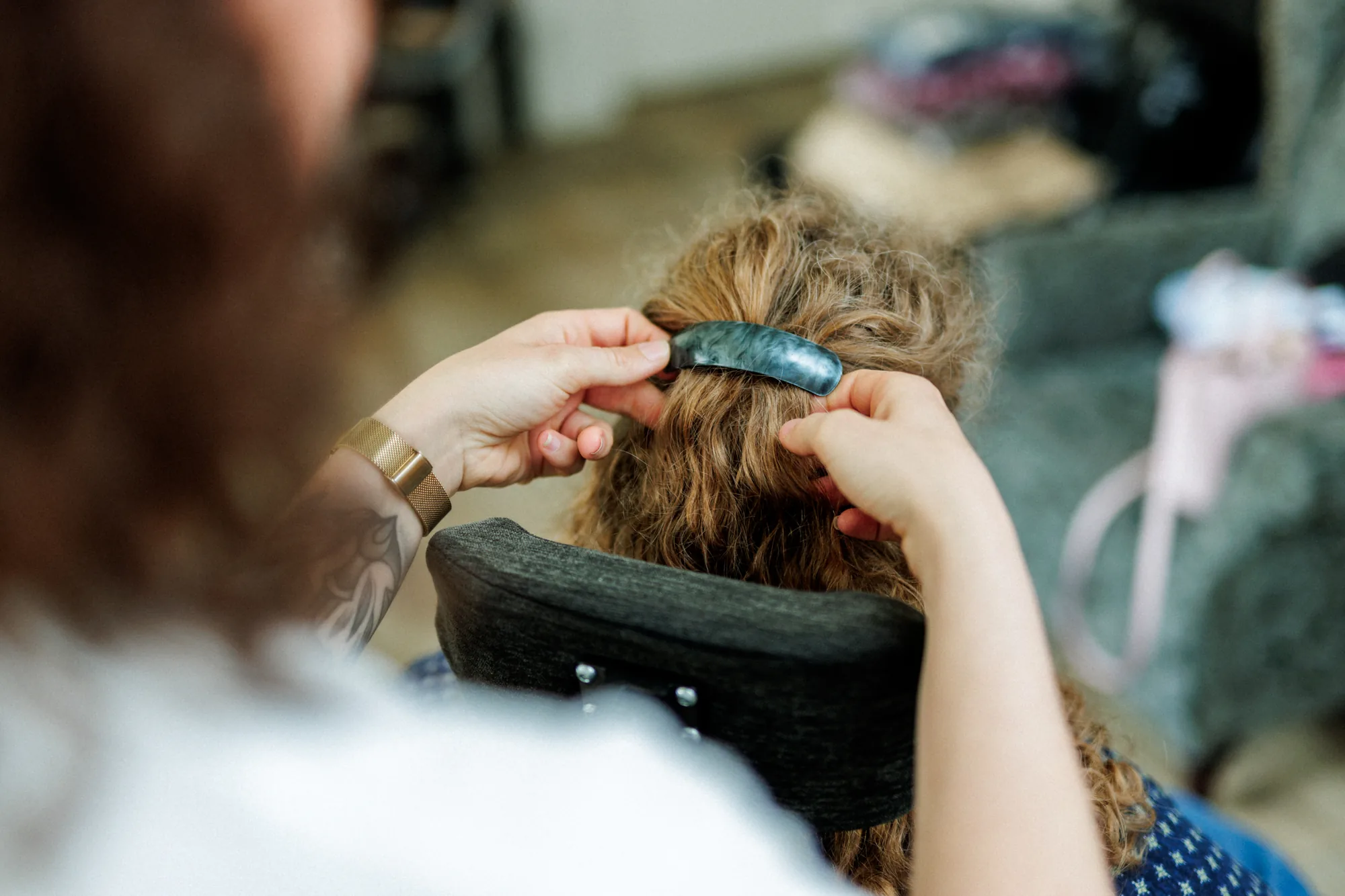 Pflegekraft von Florence Hilfe richtet einer Klientin die Haare