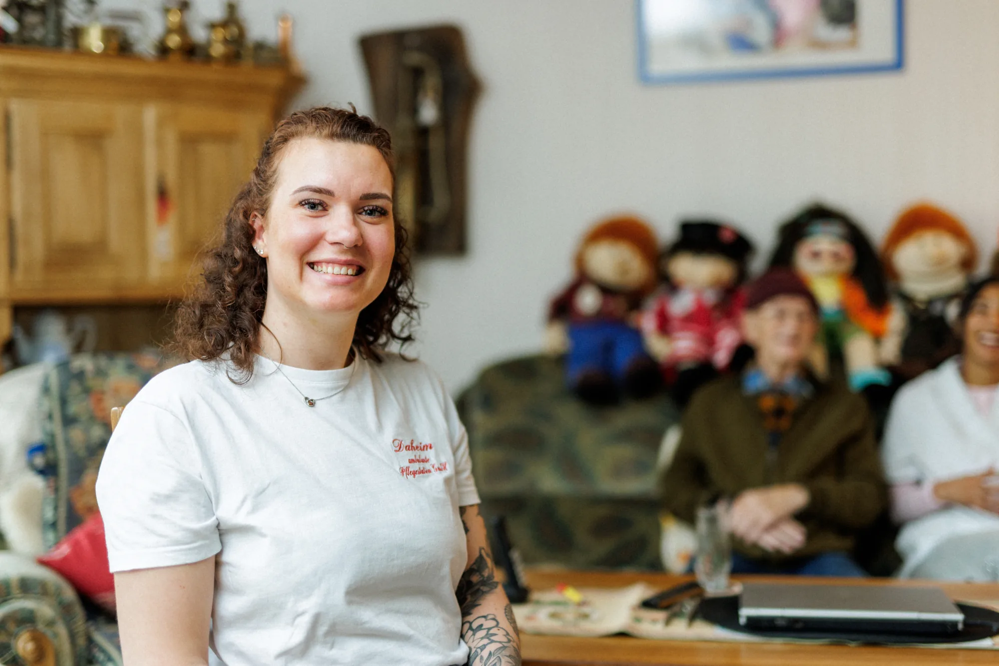 Porträt einer lächelnden Pflegekraft von Florence Hilfe in der Wohnung eines Patienten
